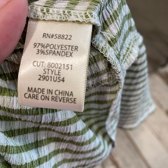 MAX STUDIO - SUPER FLATTERING DRESS💚🤍💚 elastic waist makes it comfy too! - Picture 8 of 9